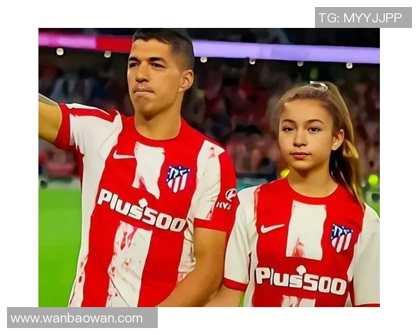 外国足球明星带女儿走进球场共度亲子时光展现温馨家庭情感